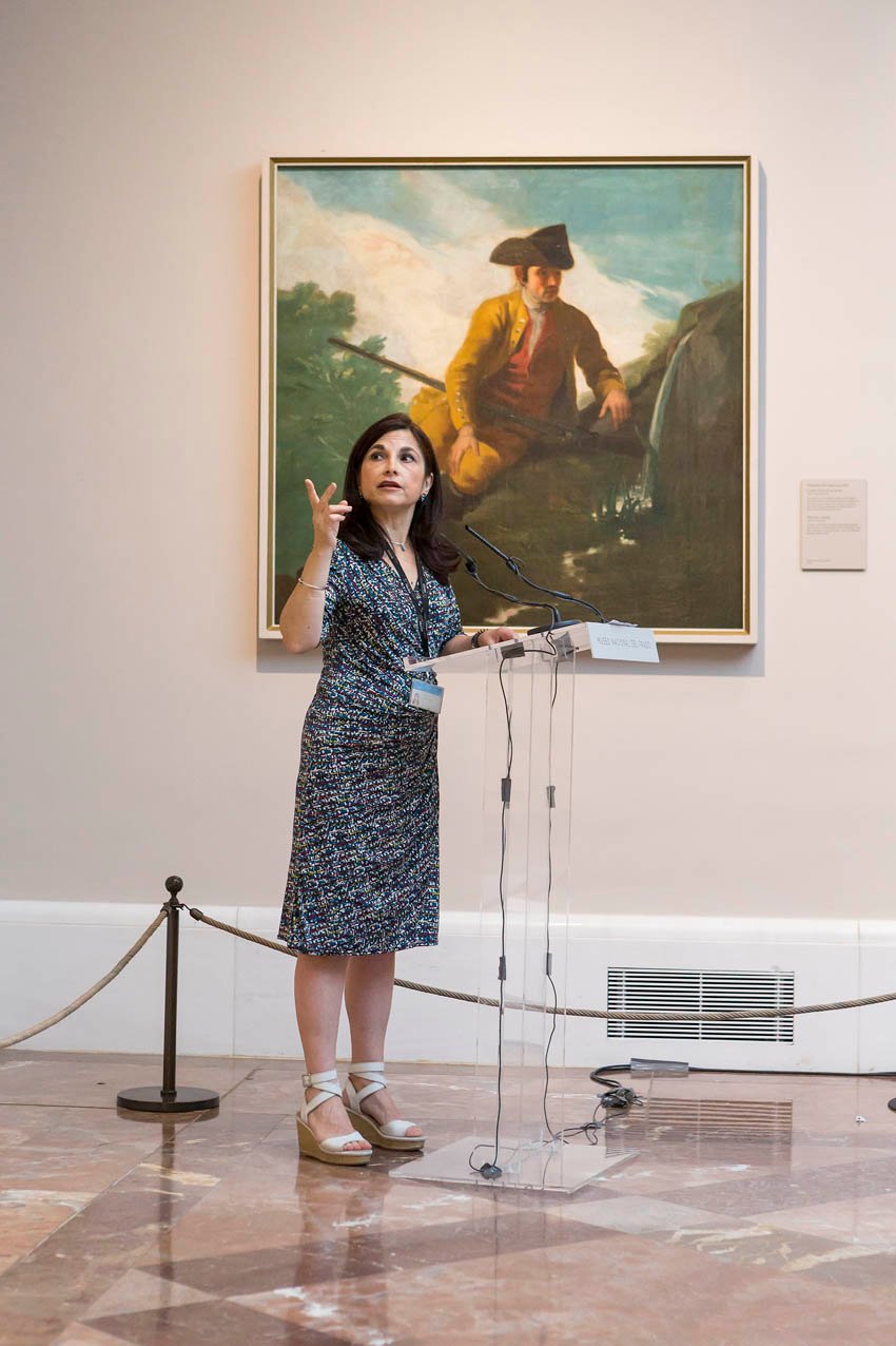 Almudena Sánchez junto al cartón para tapiz de Goya, Cazador al lado de una fuente, 1786-1787, Madrid, Museo del Prado.