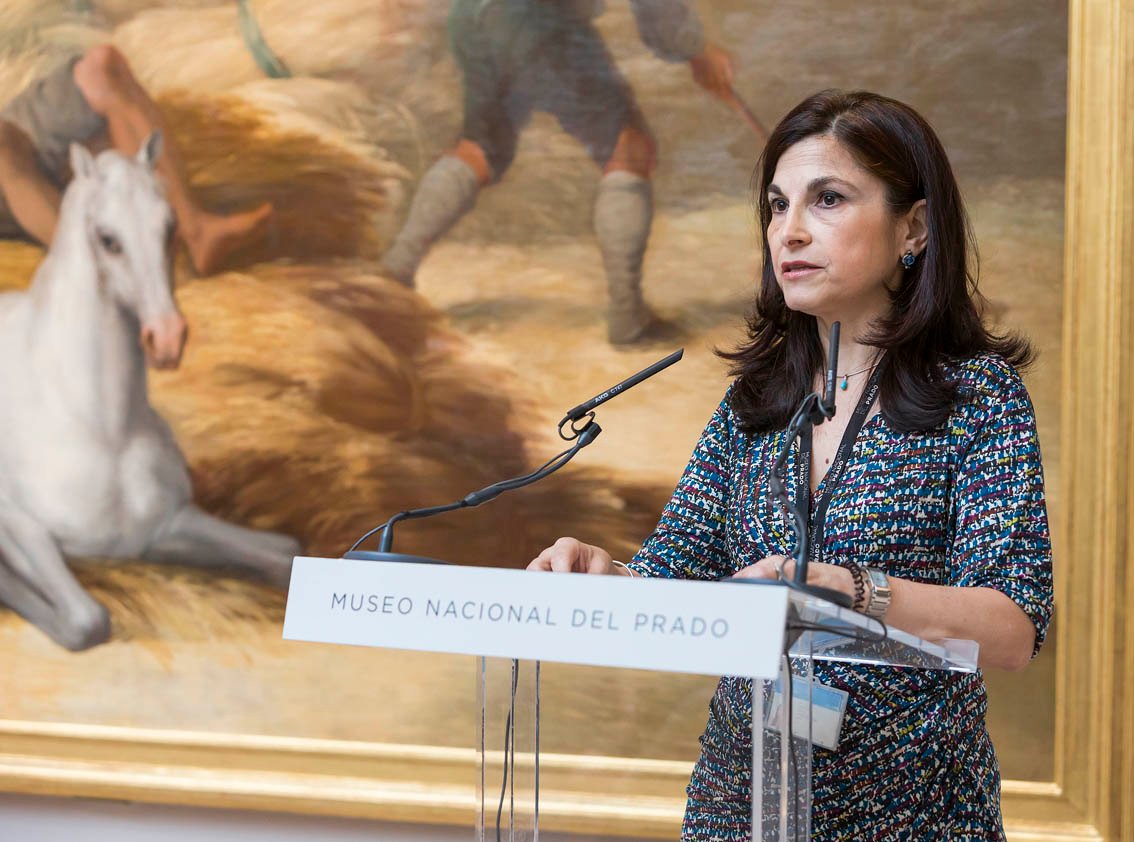 Almudena Sánchez junto a La Era, donde se puede apreciar el nuevo marco diseñado expresamente en estilo Luis XVIII.