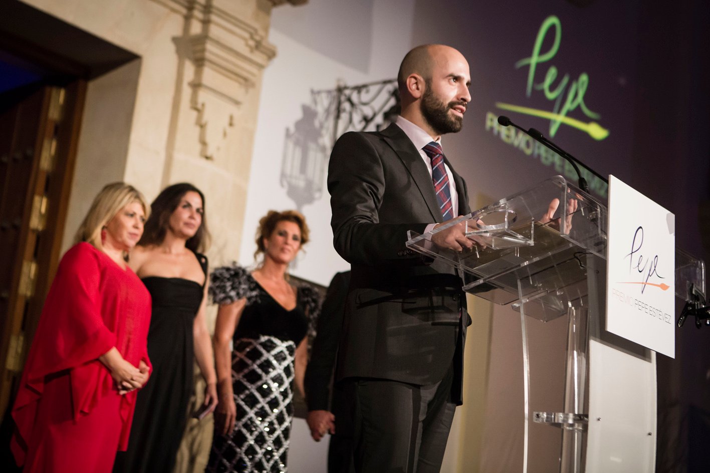 El Ganador de la categoría Pintor Emergente, Guillermo Mora, enuncia su discurso tras recibir el premio. Detrás: Maria del Carmen Sánchez, Alcaldesa de Jerez; María Eugenia Alvarez, Directora de Open Studio y Maria Luisa C. Azcárate, promotora del Premio de Pintura Pepe Estévez.