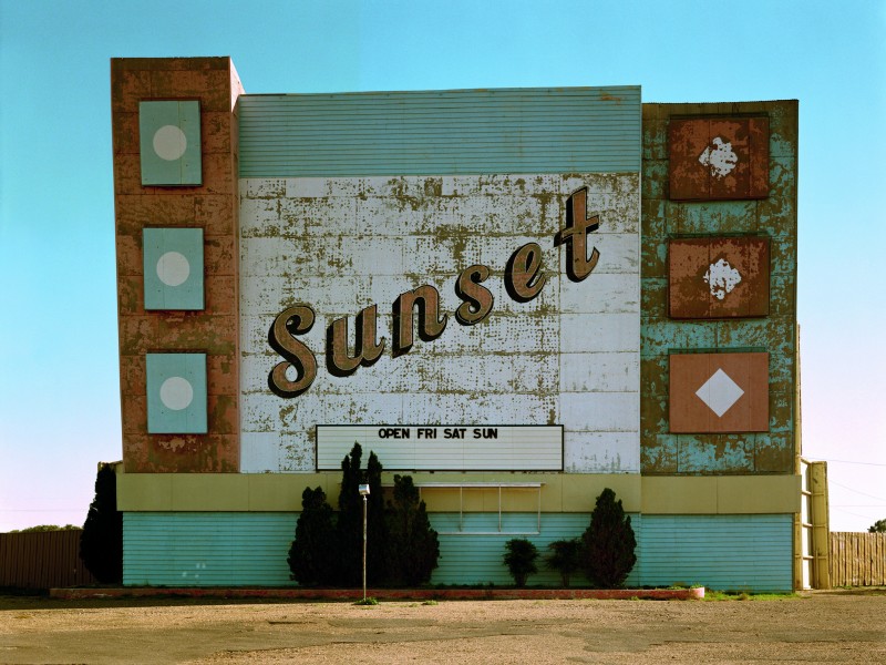 10.-West-Ninth-Avenue-Amarillo-Texas-2-de-octubre-de-1974.-De-la-serie-Uncommon-Places.jpg