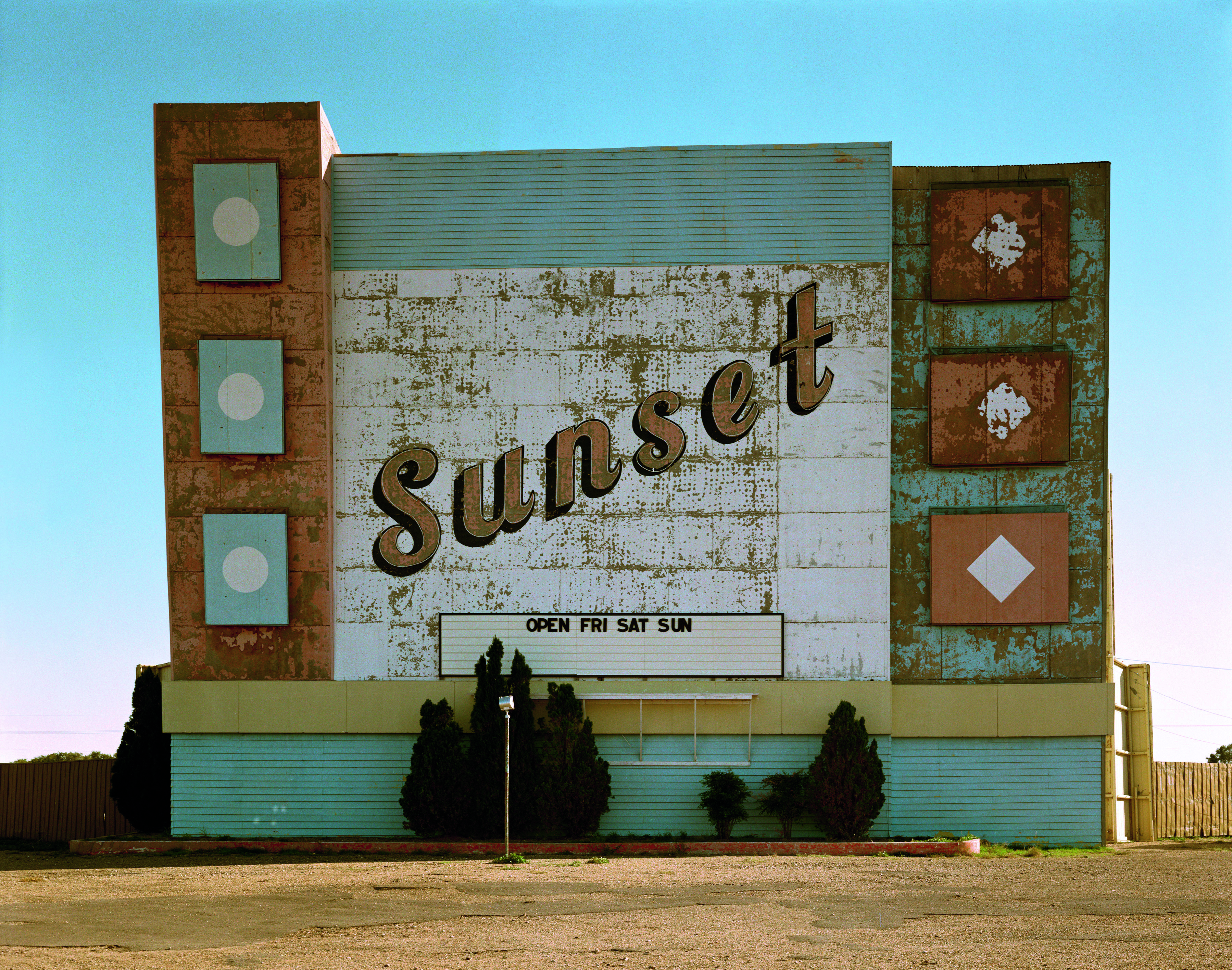 10.-West-Ninth-Avenue-Amarillo-Texas-2-de-octubre-de-1974.-De-la-serie-Uncommon-Places.jpg