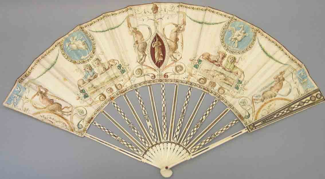 Abanico con motivos pompeyanos, Inglaterra, h. 1790. País doble de piel pintado con acuarela oro. Varillaje de marfil y hueso, tallado, grabado con aplicación de láminas de plata corlada. Museo Lázaro Galdiano.