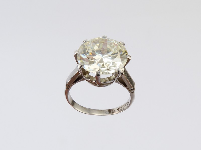 Anillo-solitario-en-montura-de-platino-con-gran-brillante-central-de-683-cts-en-garrasPrecio-de-Salida-34.000-€.jpg