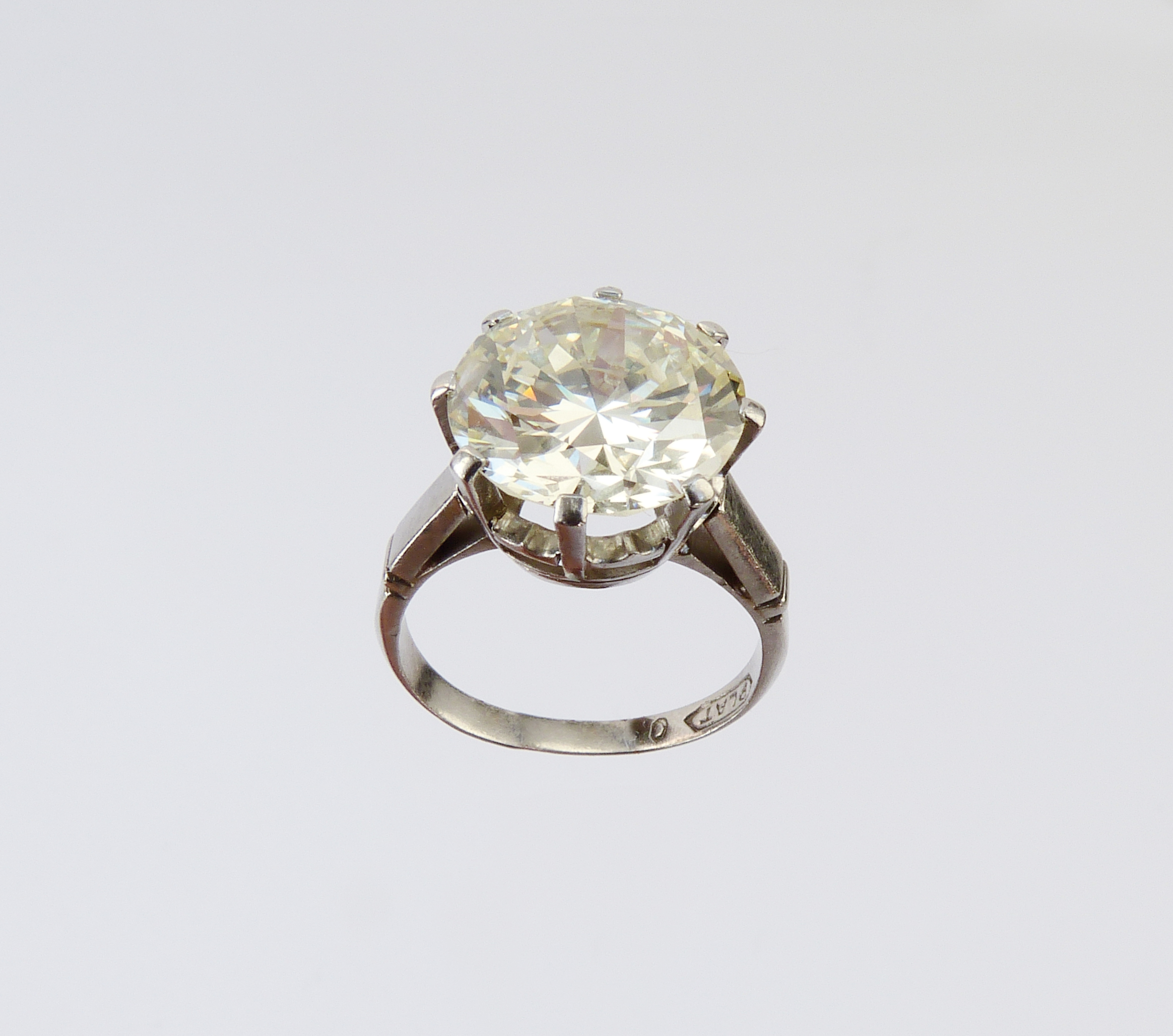 Anillo-solitario-en-montura-de-platino-con-gran-brillante-central-de-683-cts-en-garrasPrecio-de-Salida-34.000-€.jpg