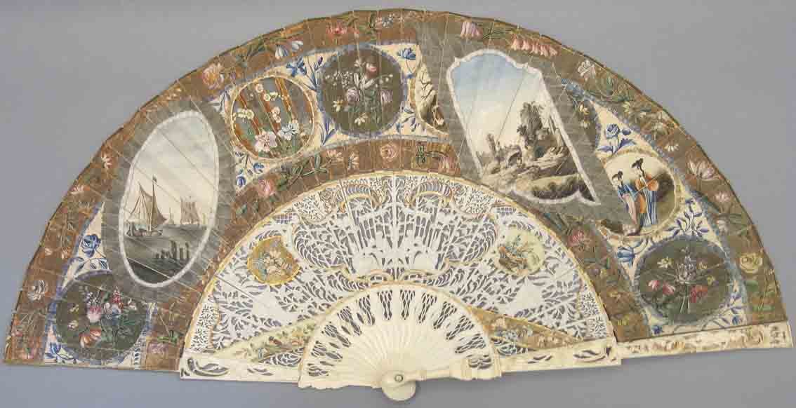 Abanico de cartelas yuxtapuestas, Inglaterra, 1775-1800. País montado a la inglesa, de piel, pintado con gouache. Varillaje de marfil y hueso, tallado, grabado con aplicación de láminas de plata corlada. Museo Lázaro Galdiano.