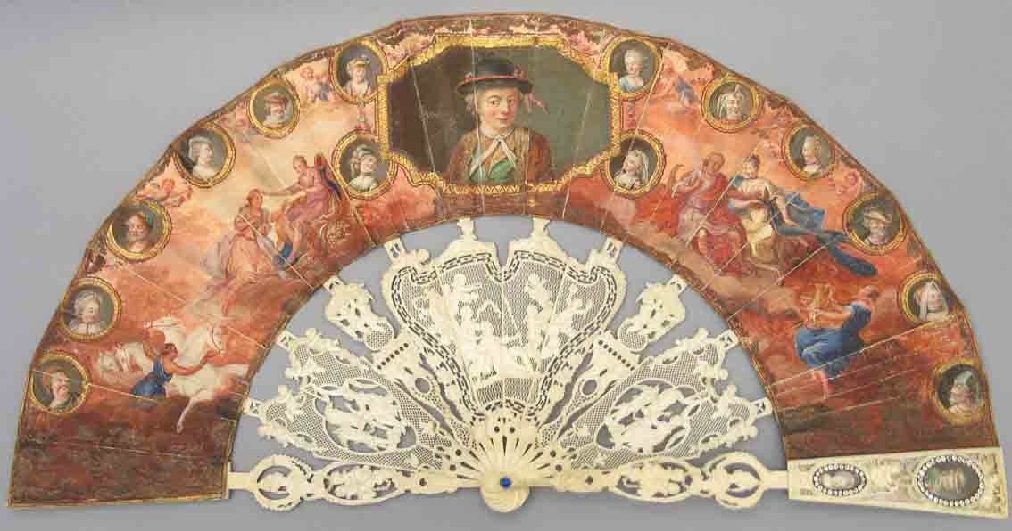 La Comedia Francesa, 1735-1775. País doble de piel (anverso) y papel (reverso) pintado con guache, oro y plata cortada. Varillaje de marfil tallado, grabado con trabajo de grillé y pointillé y aplicación de madreperla, vidrio y brillantes bordeando los cuatro retratos de miniatura. Museo Lázaro Galdiano.