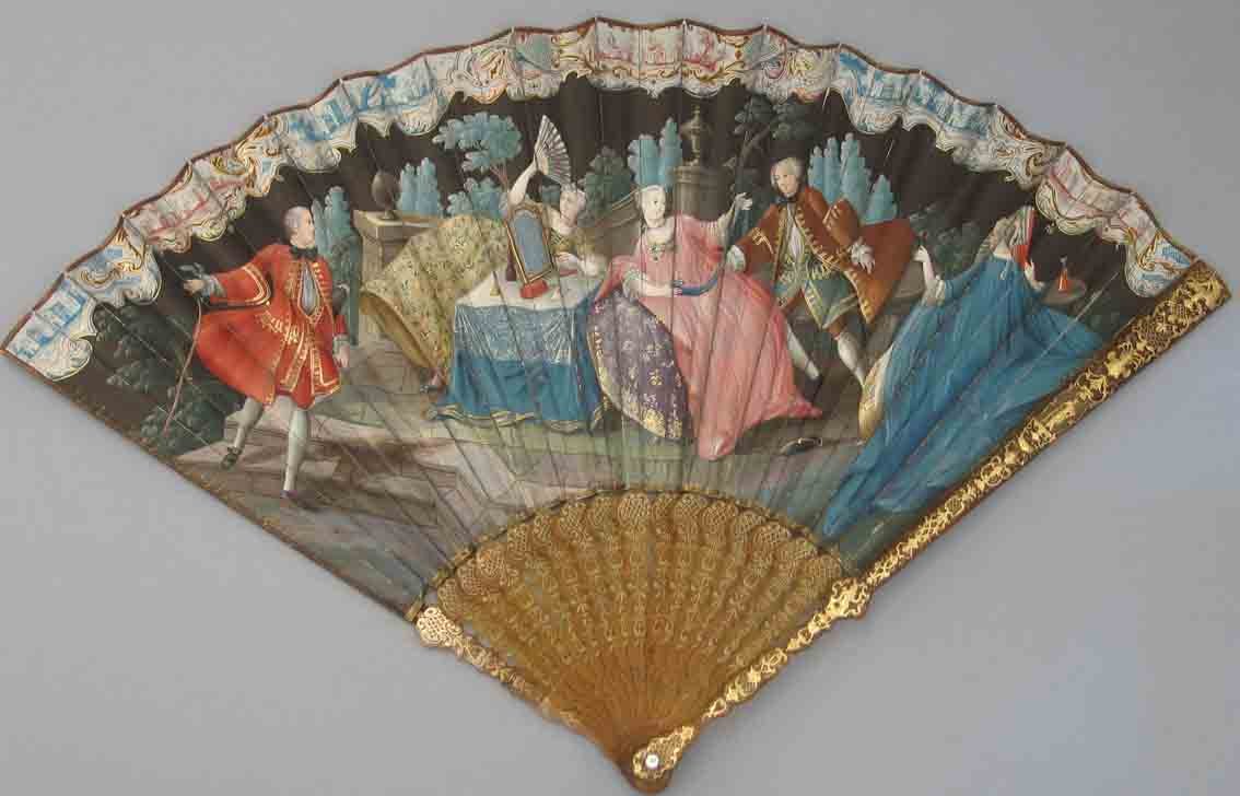 La toilette, norte de Italia, 1700-1735. País doble de piel pintado con guache y oro. Varrillaje de carey con trabajo de piqué en oro. Museo Lázaro Galdiano.