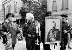 Manifestación en Moscú, tras el golpe de Estado fallido de 1991. Dos militares, un cosaco y un pope. Exposición en el Centro de Imagen La Virreina.