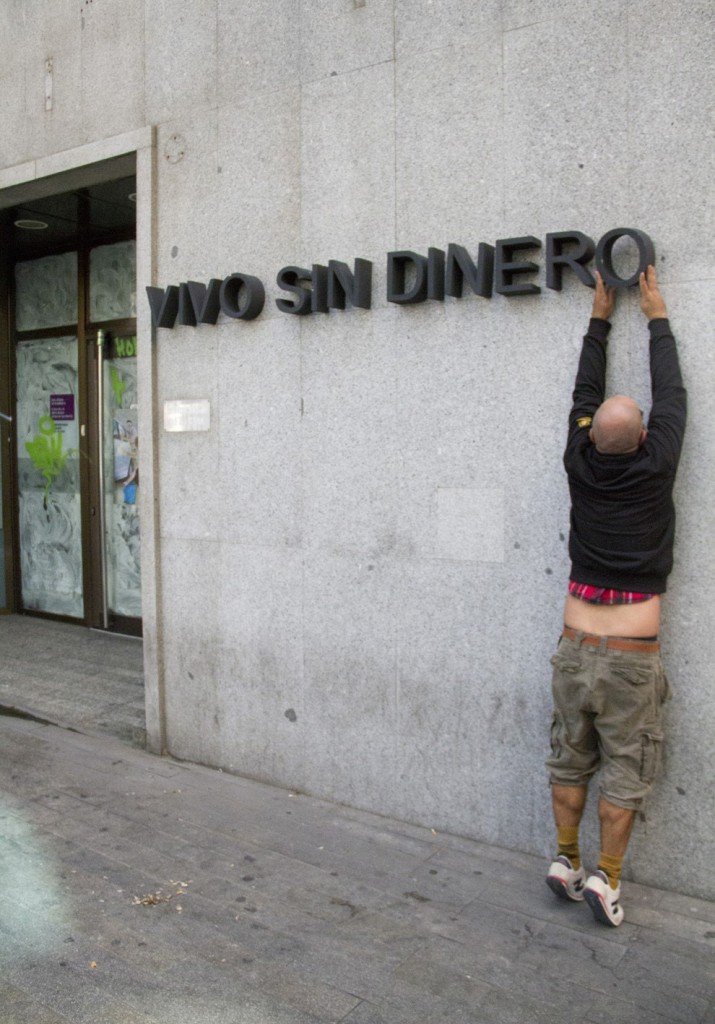 Let's Bank. 2012. Intervención en la fachada de las oficinas bancarias cerradas en Madrid como consecuencia de la crisis económica.