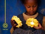 Little Sun, luminaria equipada con led y un pequeño panel solar.
