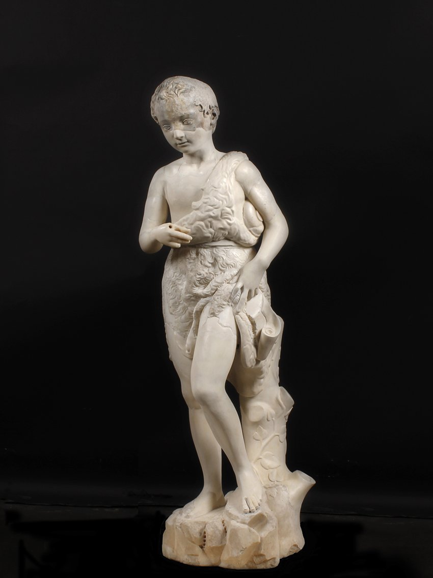 La escultura de San Juanito de Miguel Ángel ya restaurada. Arriba, la sala del Prado donde está expuesta. Todas las fotos, Museo del Prado.