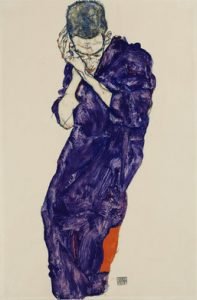 Hombre joven con túnica morada y manos entrelazadas, por Egon Schiele, 1914, guache y lápiz sobre papel, 48,3 x 30,5 cm.