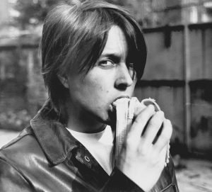 Sarah Lucas (Comiendo un plátano), por Sarah Lucas, 1990, impresión en tinta ® Sarah Lucas, cortesía de Sadie Coles HQ, Londres.