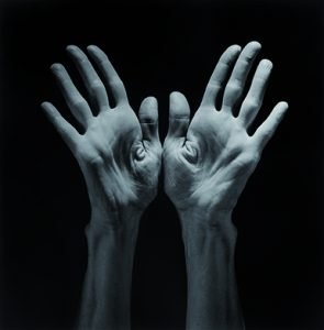 Las manos de Lucinda, por Robert Mapplethorpe, 1985, fotografía, 51 x 41 cm.