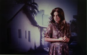 Sin título # 71, por Cindy Sherman, 1980, fotografía, 61 x 50,8 cm.