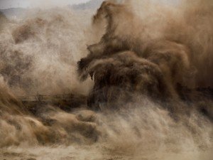 Xiolangdi. Dam #3, por Edward Burtynsky, 2011, fotografía, 152 x 203 cm.