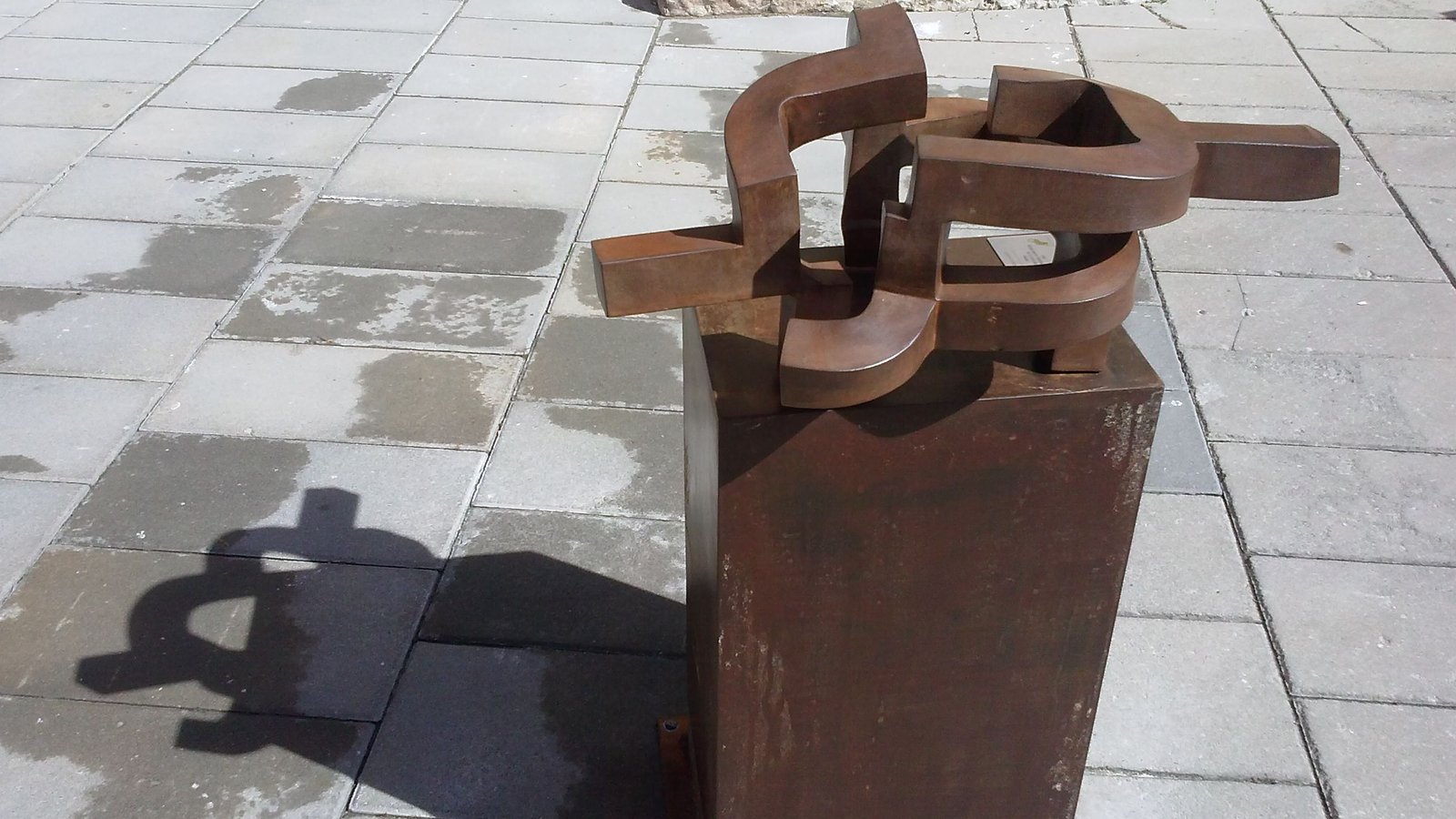 Loriga, 100 X 60 X 53 cm, hierro forjado / Acero corten, 2015, pieza única. Obra dedicada a la figura de caballeros castellanos que dieron lugar a personajes como el Cid Campeador , El Empecinado o los caballeros arandinos Don Romero y Don Julián, presentes en el escudo de Aranda a través de los dos leones rampantes. La obra se dispone en forma de torso, como si de una robusta coraza se tratara.