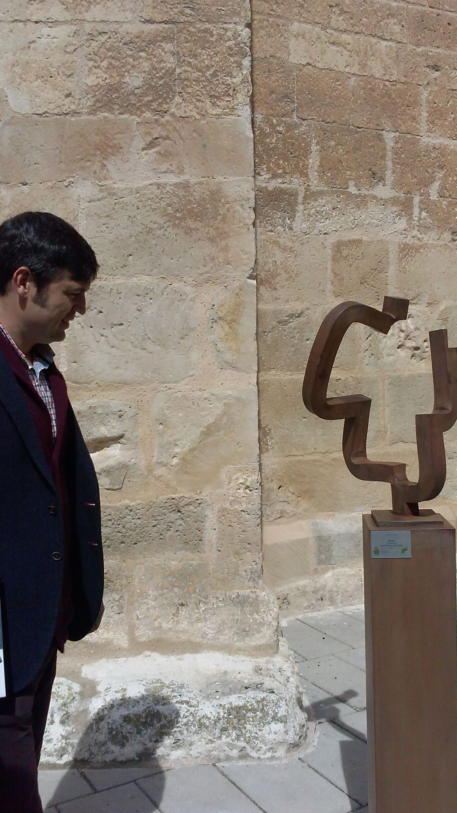 Carlos Albert junto a Querubín, 173 X 40 X 32 cm, hierro forjado / qcero corten, 2015, pieza única. Alegoría a la “Bajada del Ángel” que tiene lugar en el domingo de Pascua de resurrección. Sus livianas formas delimitan las siluetas interpretadas del Ángel.