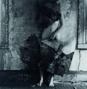 Space 2 [Espacio 2], por Francesca Woodman, 1976, fotografía, 13,7 x 13.3 cm.