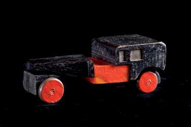 Coche rojo y negro, 1917-1919, por Torres-García. Juguete de madera pintada. Colección particular, Barcelona.