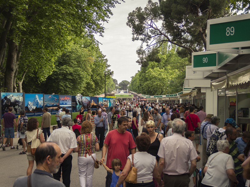 Visitantes-de-la-Feria-del-Libro.jpg