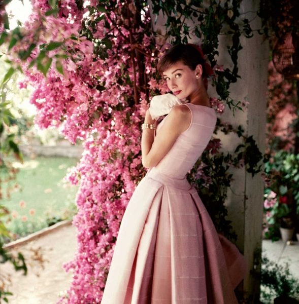 Audrey-Hepburn-fotografiada-por-Norman-Parkison-para-la-revista-Glamour-1955.-Norman-Parkinson-Ltd-Cortesía-del-Norman-Parkinson-Archive..jpg
