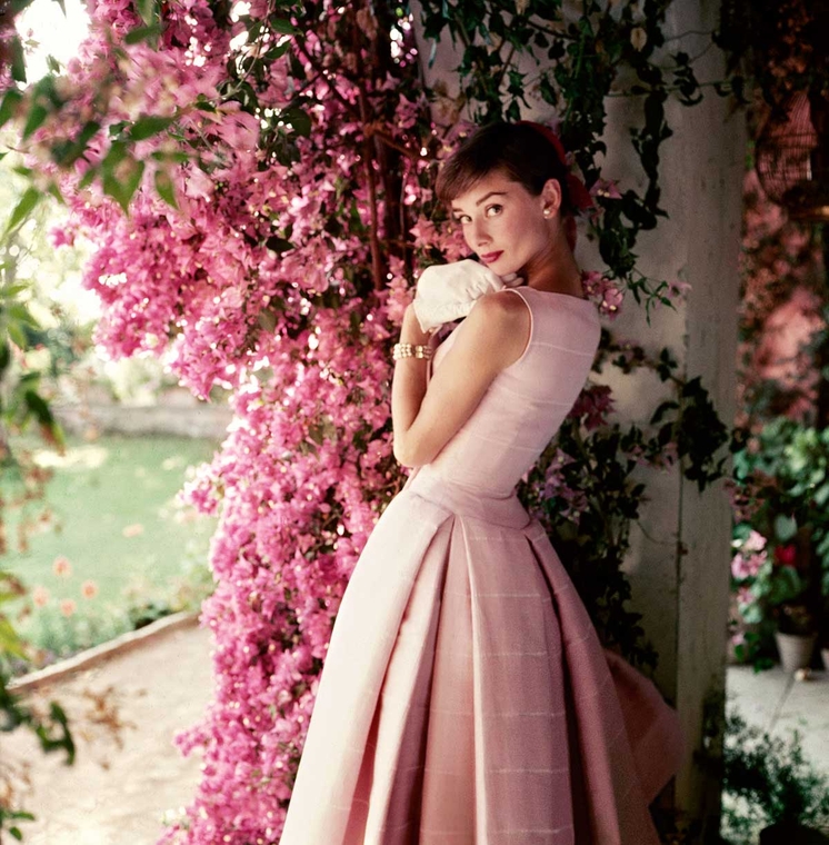 Audrey-Hepburn-fotografiada-por-Norman-Parkison-para-la-revista-Glamour-1955.-Norman-Parkinson-Ltd-Cortesía-del-Norman-Parkinson-Archive..jpg