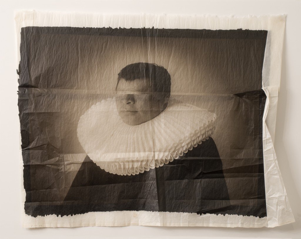 Luis Gonza¦ülez Palma_Guardaespaldas_De la serie Tu mirada me distorsiona sin saberlo_2009_Cortesi¦üa del artista