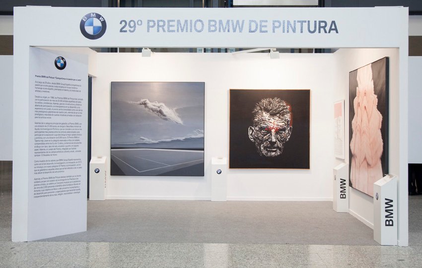 Stand en Arco con las obras ganadoras de la XXIX edición. Arriba, entrega del premio a Daniel Merlín, ganador de esta misma edición.