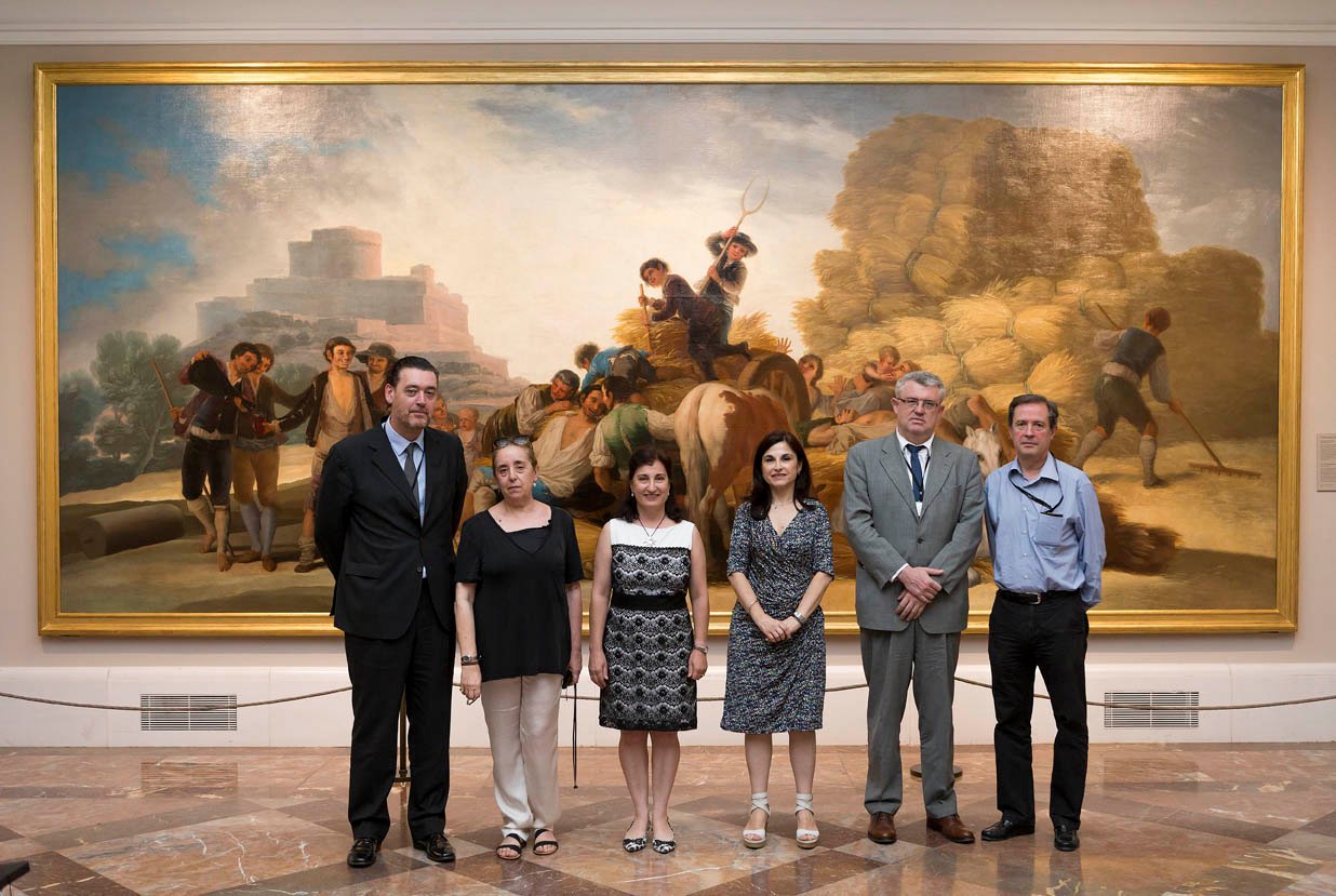 De izquierda a derecha: Miguel Zugaza, director del Museo del Prado; Manuela Mena, jefe de Conservación del siglo XVIII y Goya del Museo del Prado; Carmen Recio, responsable del proyecto Lighting the Prado de la Fundación Iberdrola España; Almudena Sánchez, restauradora del Museo del Prado; Miguel Falomir, director adjunto de Conservación e Investigación del Museo del Prado, y Enrique Quintana, coordinador jefe de Restauración y Documentación Técnica del Museo del Prado, delante de La era de Goya (Sala 85). Foto © Museo Nacional del Prado.