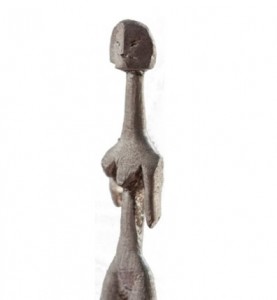 Broche Mujer Arcaica, por Rafael Alemany, en plata 930. Arriba, pendientes Barcos varados, también de Rafael Alemany.