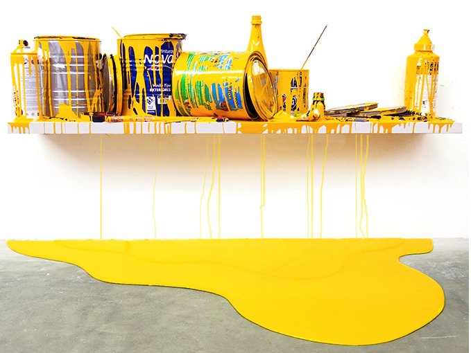 El-Museo-Fernando-Escenario amarillo, por Jorge Magyaroff, 2014, 2014, recipientes de plástico, latas de pintura, resinas y laca sobre madera, medidasvariables, en el Museo Fernando Pradilla.