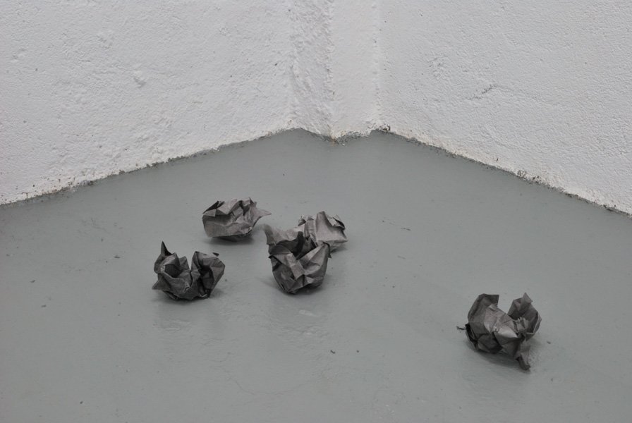Screw Up, por Suasan Collis, 2012, escultura de grafito sobre papel, medidas variables, en la galeríá Espacio Mínimo.