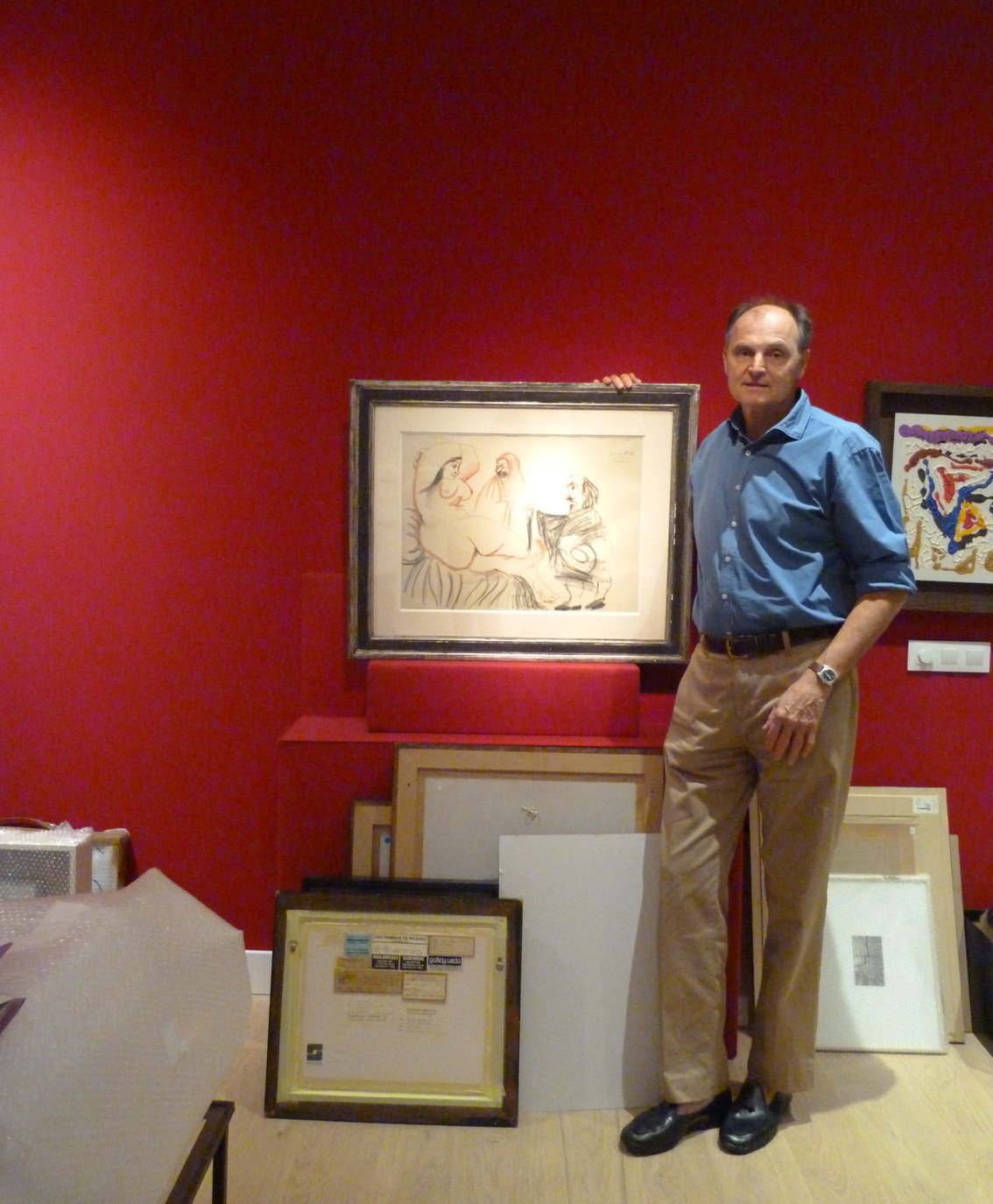 El galerista Guillermo de Osma junto a uno de los dibujos de Picasso que expondrá a partir del 10 de septiembre.
