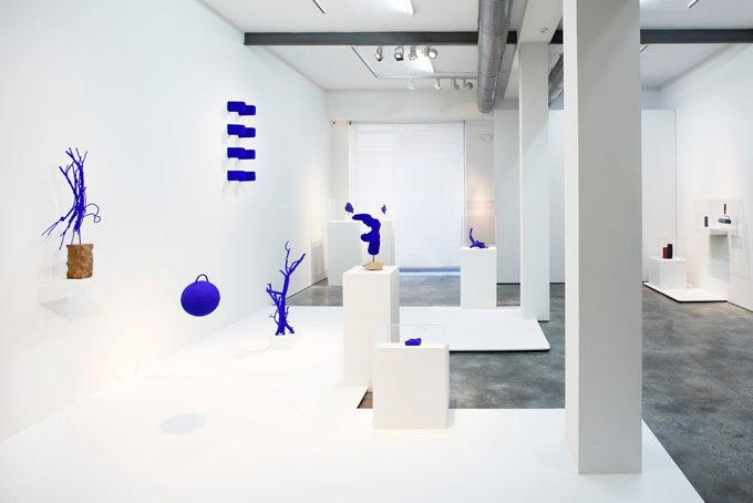 Vista de la exposición Yves Klein, íntimo, en la galería Cayón.