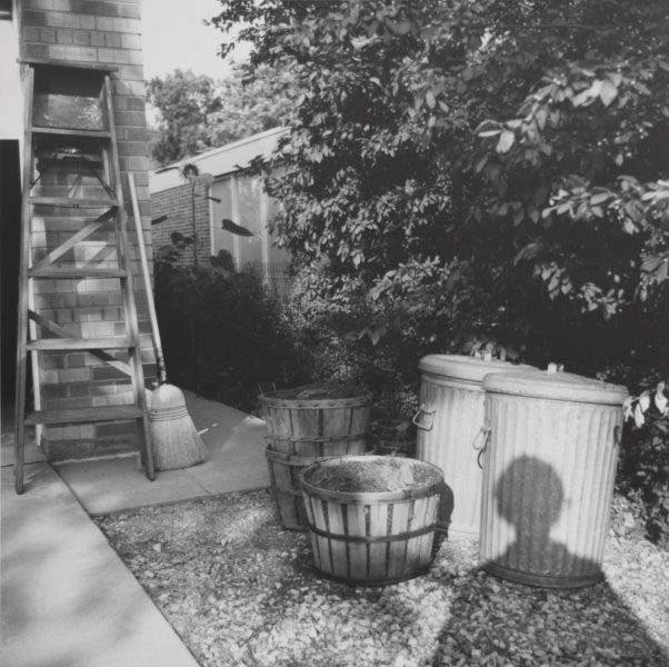 Self-portrait, Chicago area, 1966, gelatina de plata, 30,5 x 30,5 cm, ed. 15. Arriba, Self-portrait, Chicago area, julio 1956, gelatina de plata, 30,5 x 30,5 cm, ed. 15. Todas las imágenes, cortesía galería Bernal Espacio.