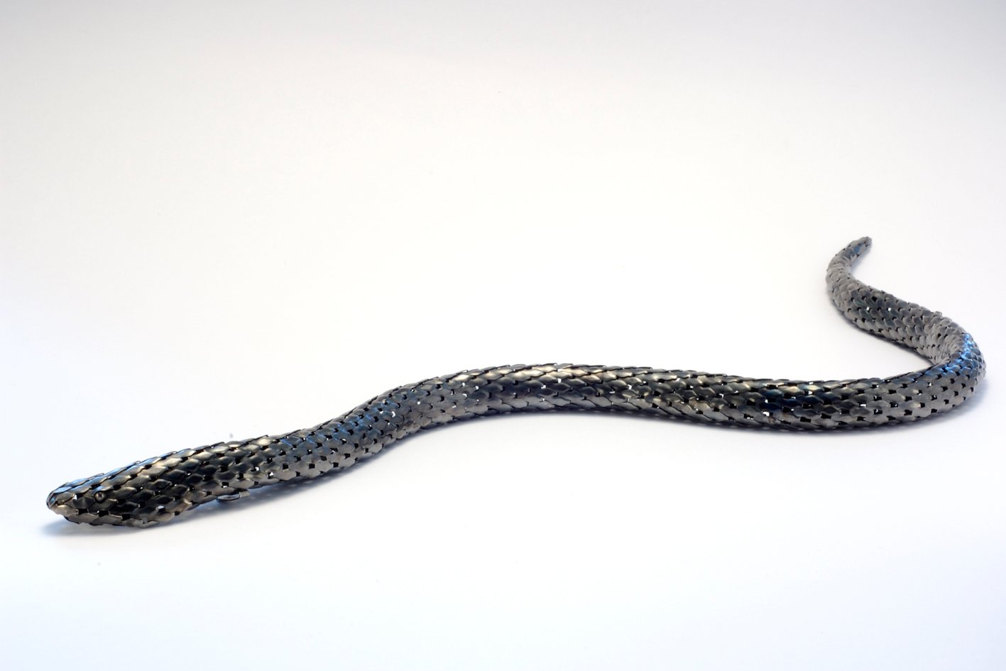 David Bielander, Snake, 2007, neckpiece, oxydised silver, 85 cm. Parte de la Swiss Confederation’s collection, MUDAC Museum ©Photo: Simon Bielander.