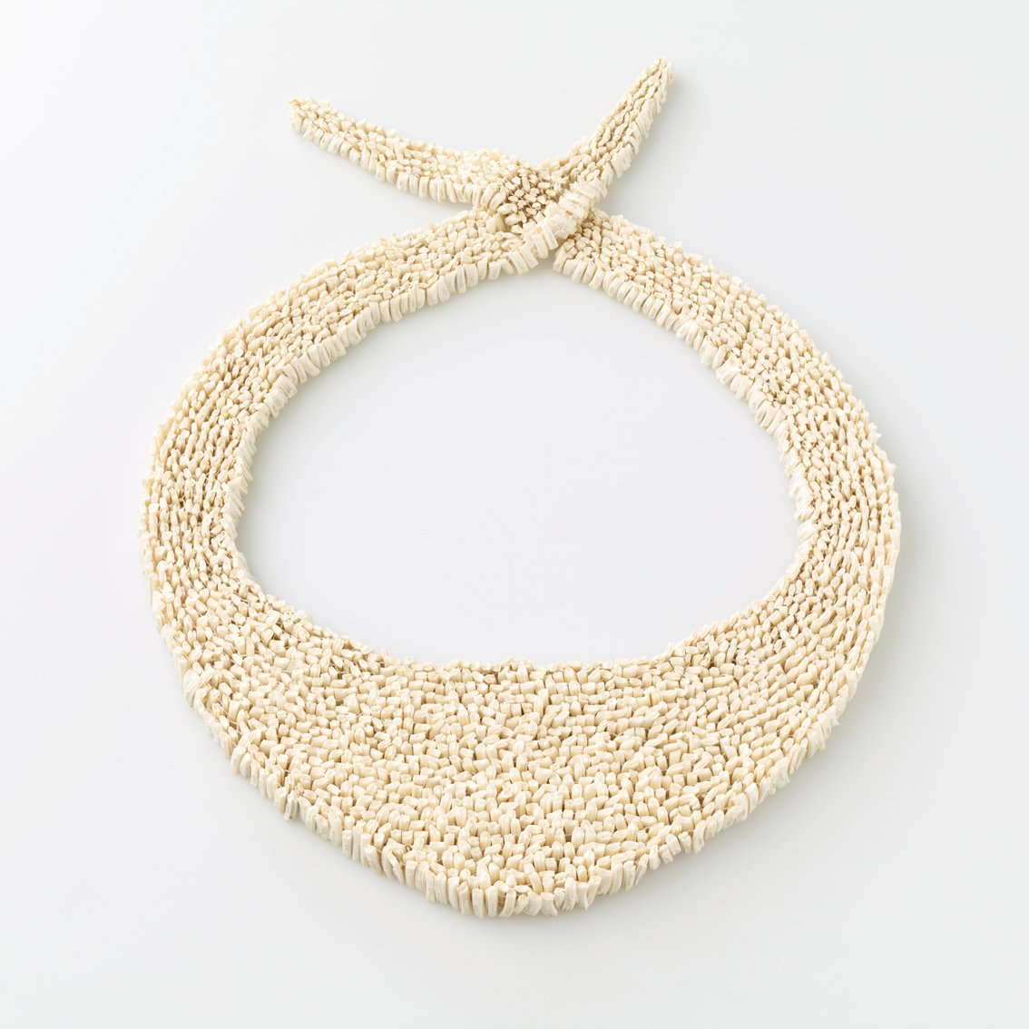 Natalie Luder, 125 lapins, 2005-2006, neckpiece, rabbit teeth, silk thread, 30 x 35 cm, Swiss Confederation’s collection, en el MUDAC Museum © Photo: Arnaud Conne.