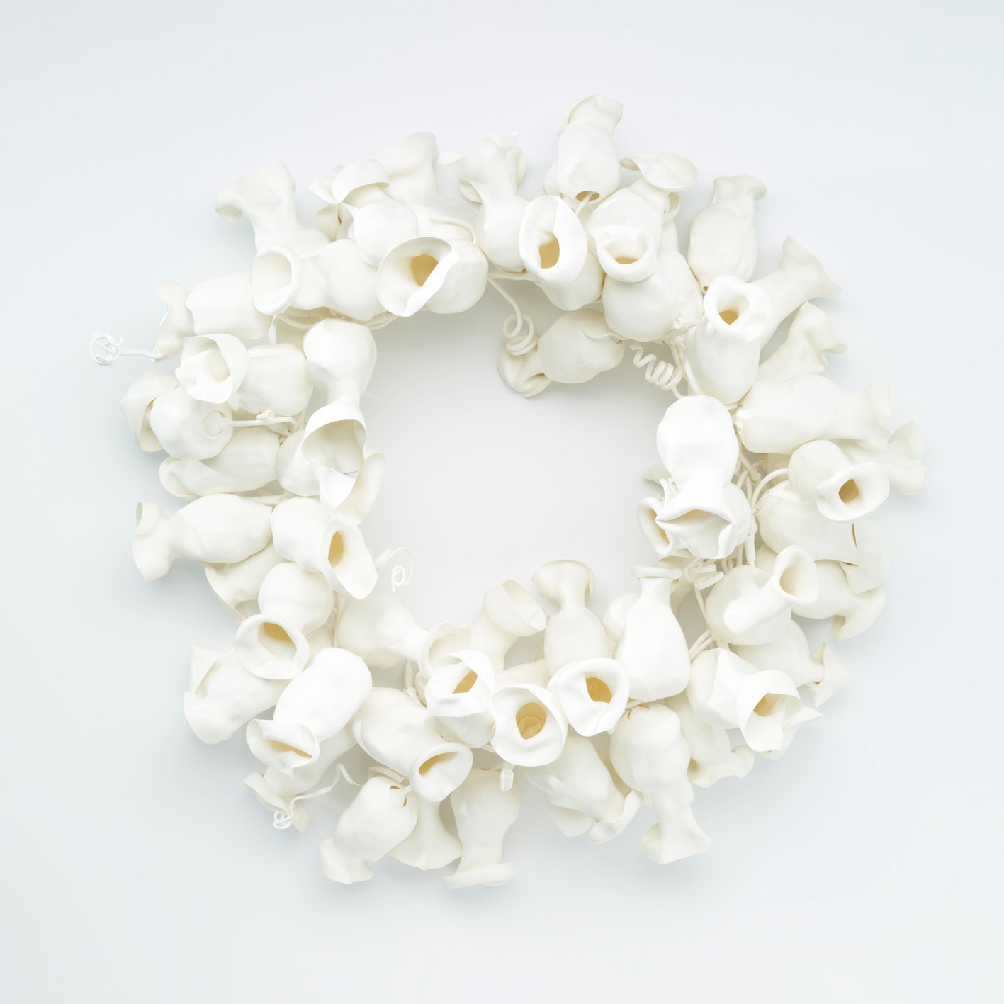 Susanne Klemm, Frozen, 2007, neckpiece, polyolefin, 38 x 38 x 7 cm, MUDAC Museum © Photo: Marie Humair.