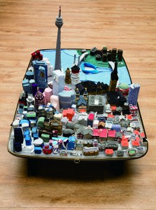 Ciudad portátil: Düsseldorf, por Yin Xiuzhen, 2012, maleta, ropa usada, luz, mapa, sonido, 148 x 88 x 30 cm.