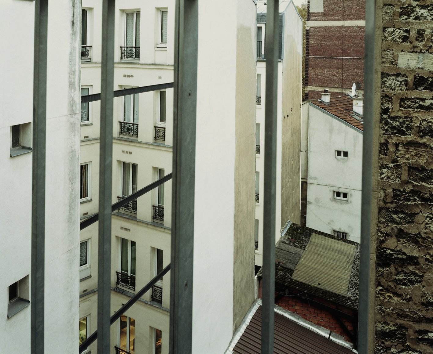Sin título, serie Las Fachadas, 2006, C-print, 100 x 130 cm. Arriba, Sin título (Los Personajes con Josette), 1991-95, C-print, 100 x 130 cm. Ambas © Valérie Jouve / ADAGP, 2015. Cortesía de la galería Xippas, París.