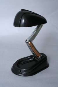 Lámpara Jumo, diseño de André Monique, fabricada por Jumo Lamp, Francia, Estados Unidos, 1938, baquelita y metal.