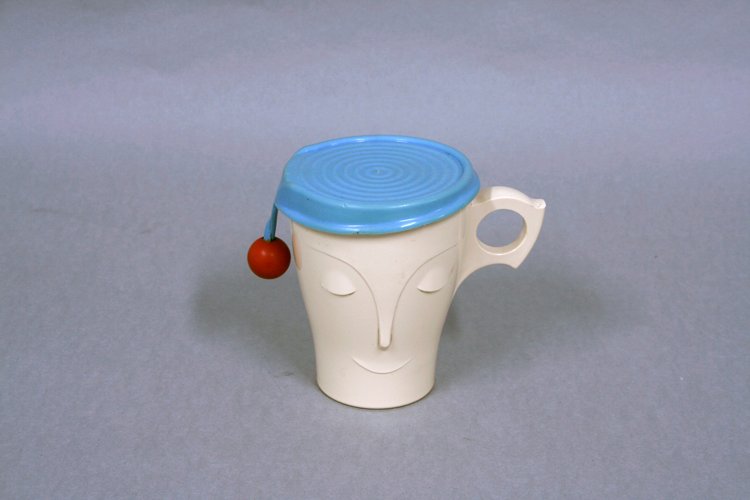 Taza Borun-vita Sleeping Beaker, diseño de A. H. Woodfull, fabricada por Streetly para Cadbury, Inglaterra, 1949, baquelita y celulosa.