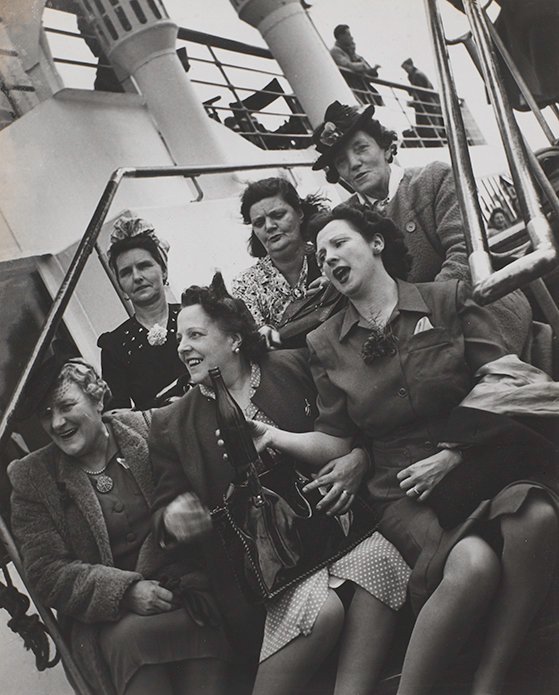 Fin de semana inglés. Las mujeres sin hombres, por Ina Bandy, h. 1945, prueba gelatino-argéntica, 23,6 x 17,9 cm.