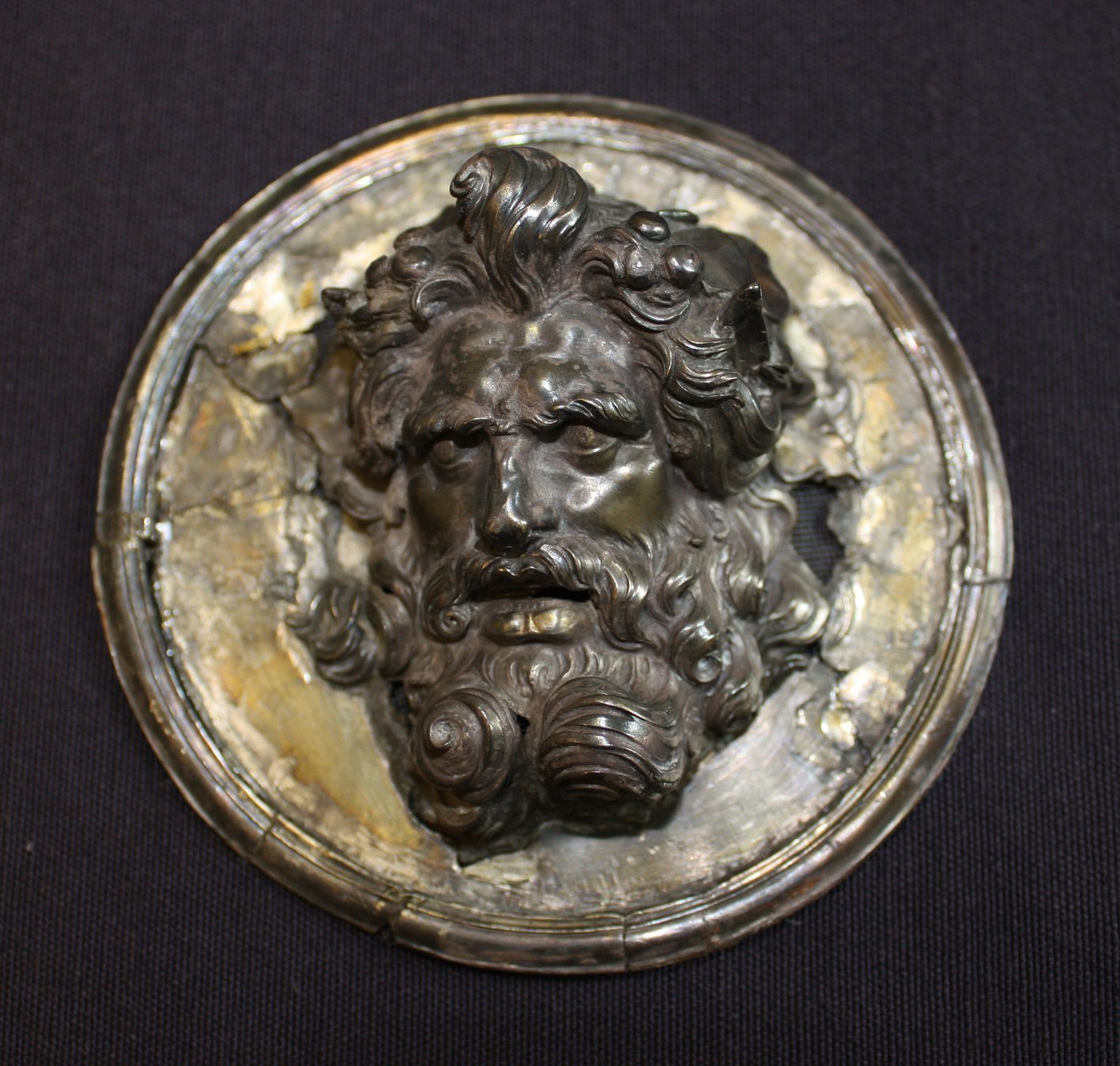 Medallón de plata con cabeza de Sileno, Cultura Helenística, h.300-200 a.C. © Museo Lázaro Galdiano, Madrid.