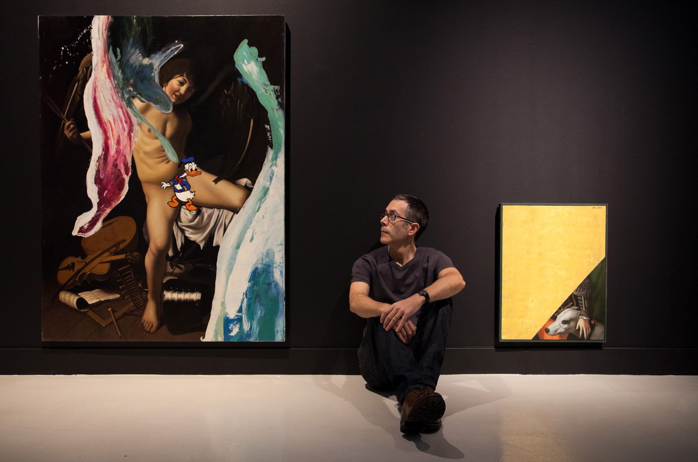 Lino Lago junto a sus obras en la exposición del MAC en A Coruña.
