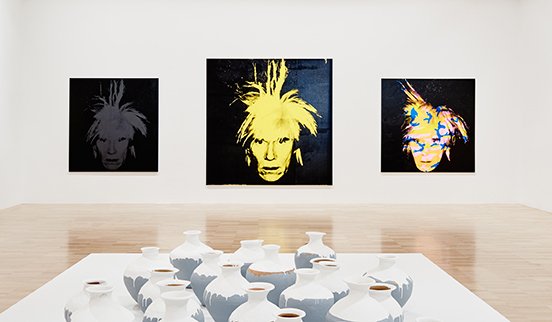 Vita de la exposición Andy Warhol Warhol / Ai Weiwei © 2015 The Andy Warhol Foundation for the Visual Arts, Inc./ARS, New York. Administered by Viscopy, Sydney; Ai Weiwei artwork © Ai Weiwei. Foto: Brooke Holm.