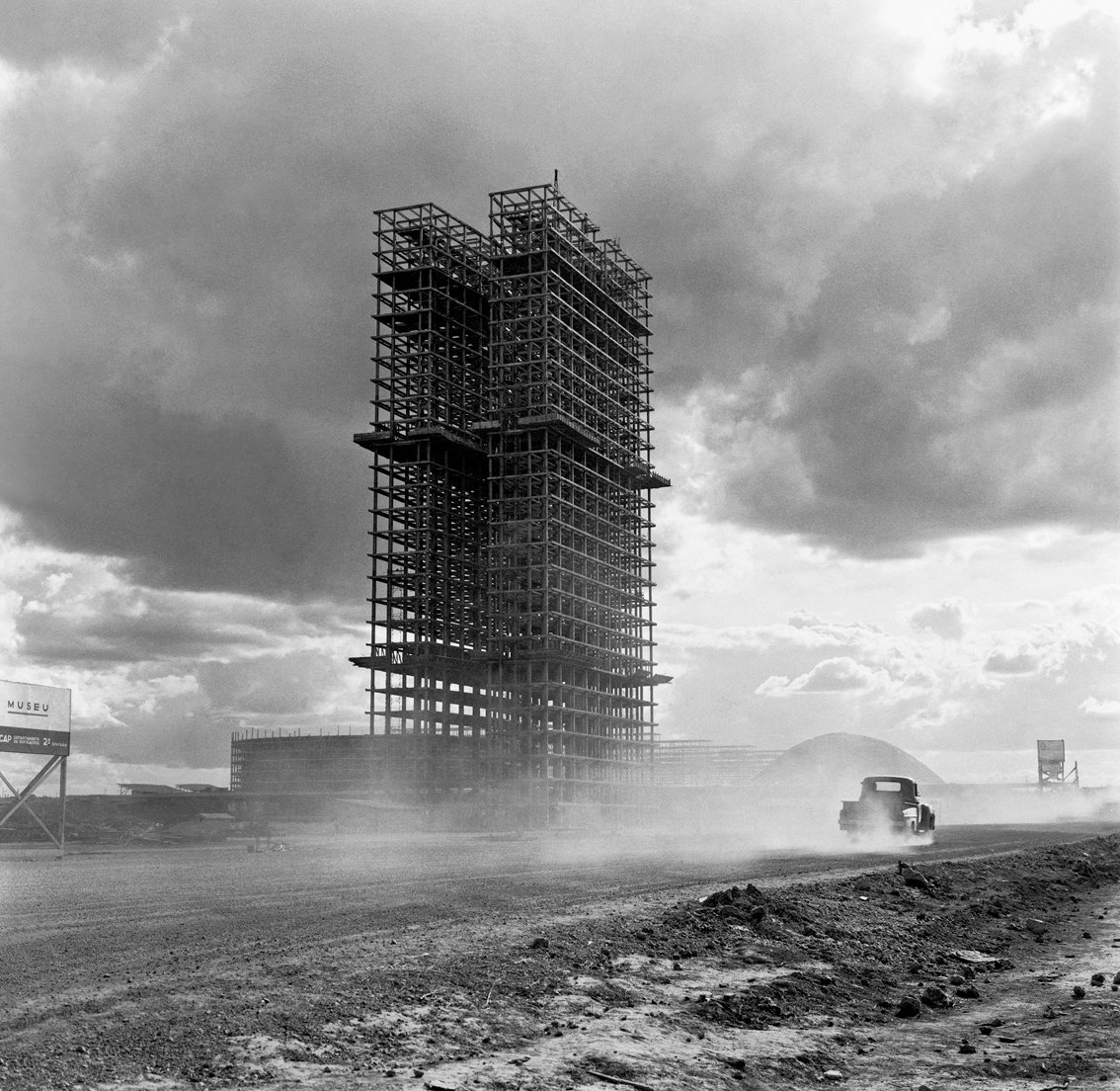 Marcel Gautherot: Palacio Nacional de Congresos en construcción, Brasilia, h. 1958 , 28 x 28 cm, gelatina de plata / Tirada contemporánea. Arriba,