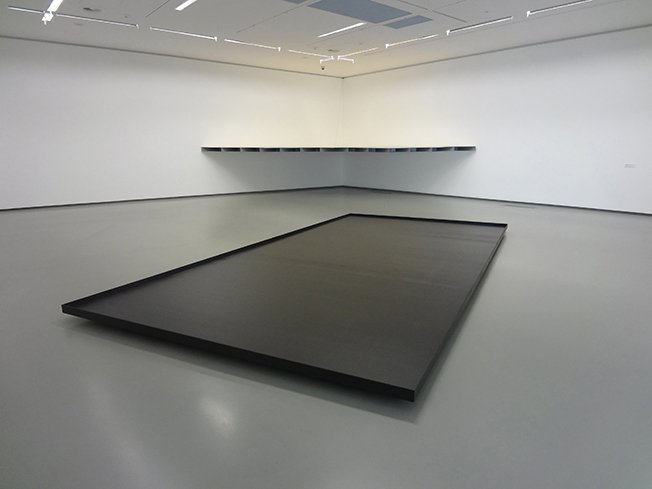 Abyss, por Michal Budny, 2008, acrílico negro sobre mdf, 14 x 300 x 500 cm.