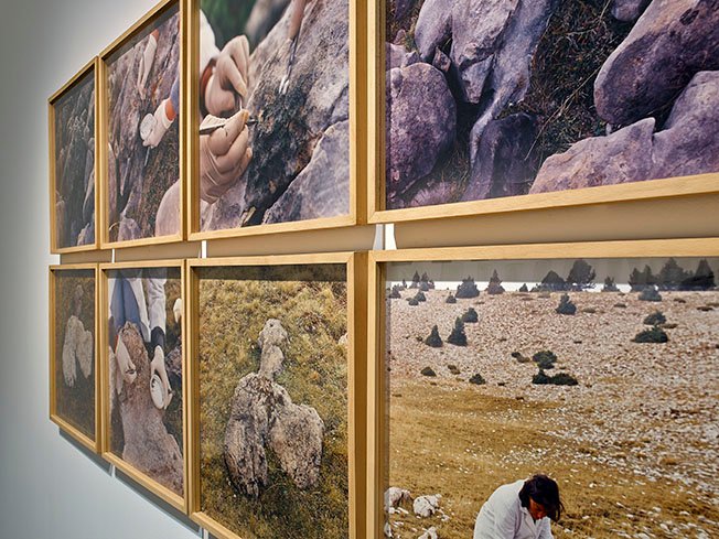 Restauració de dues pedres al Port del Comte, por Perejaume, 1995, 8 fotografías de 50 x 50 cm, medida total aproximada 100 x 200 cm. Cortesía de la Galería Joan Prats.